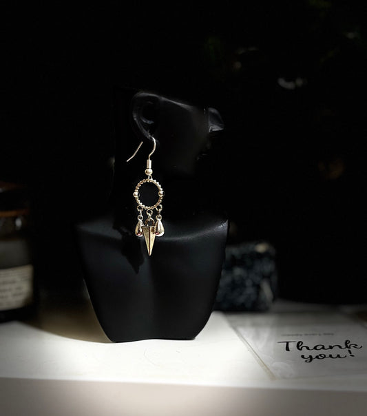 Boucle d’oreille Cercle & Lame – Protection & Puissance